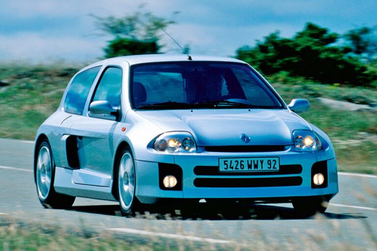 renault clio v6 front three quarter